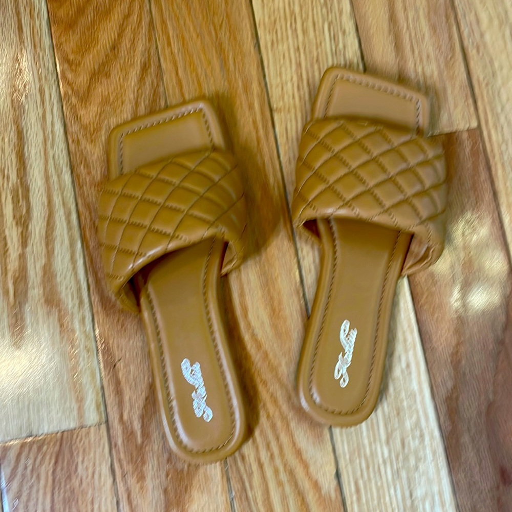 Quilted sandle. Tan.